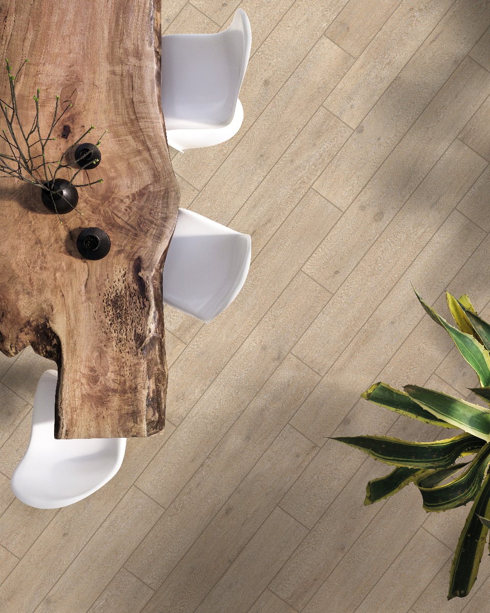 Ambiente con superficie effetto legno miele